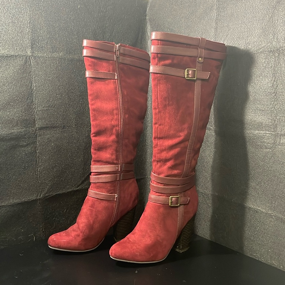 Women’s size 8. Reyna boots, maroon, no longer available online. Great Cond.